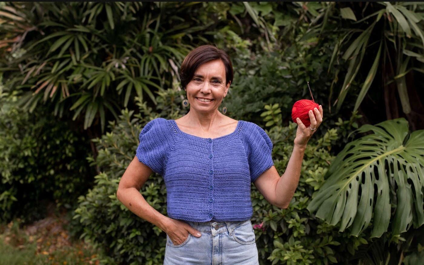 Blusa Paula tejida a crochet, celeste con mangas abuchonadas