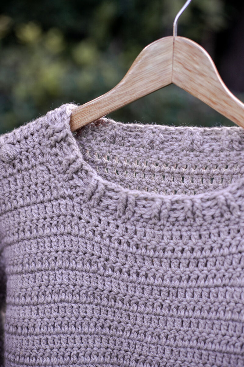 Detalle de escote y terminaciones de un suéter a crochet